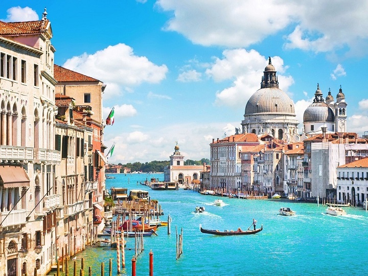 Benátky žijí karnevalem a nabízejí romantickou projížďku v loďce